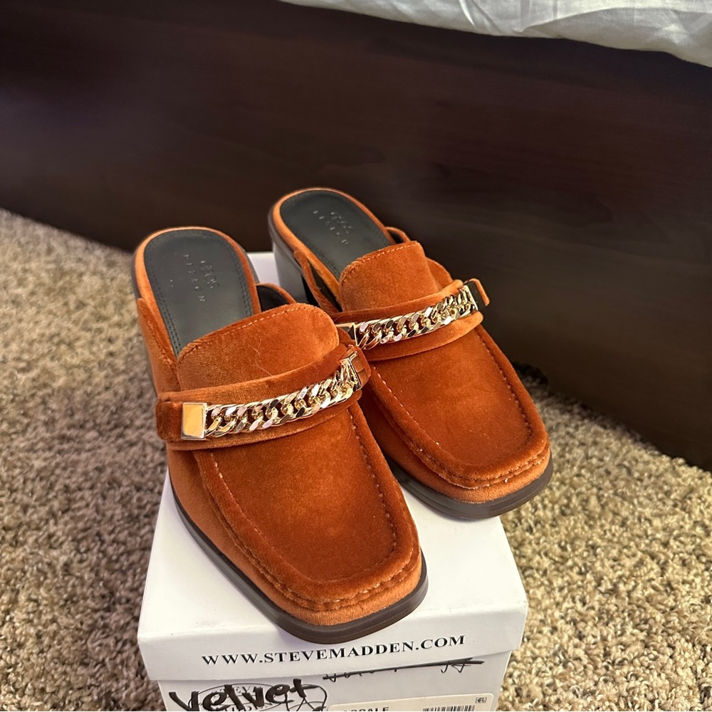 Velvet, gold buckle mules🧡